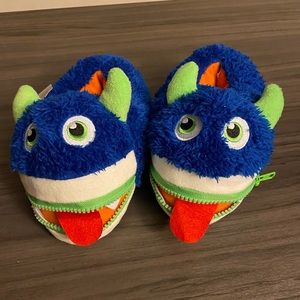 WONDER NATION Monster Slippers (9-10)